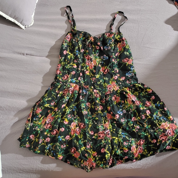 Floral Romper w/ Pockets - Picture 1 of 4
